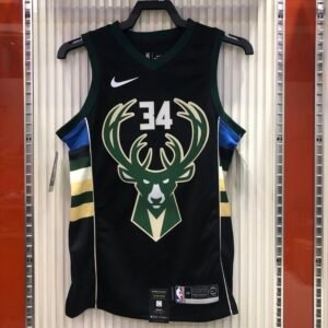 Milwaukee Bucks Camiseta Preta Decote V, Tema Cabeça de Alce, Giannis nº 34